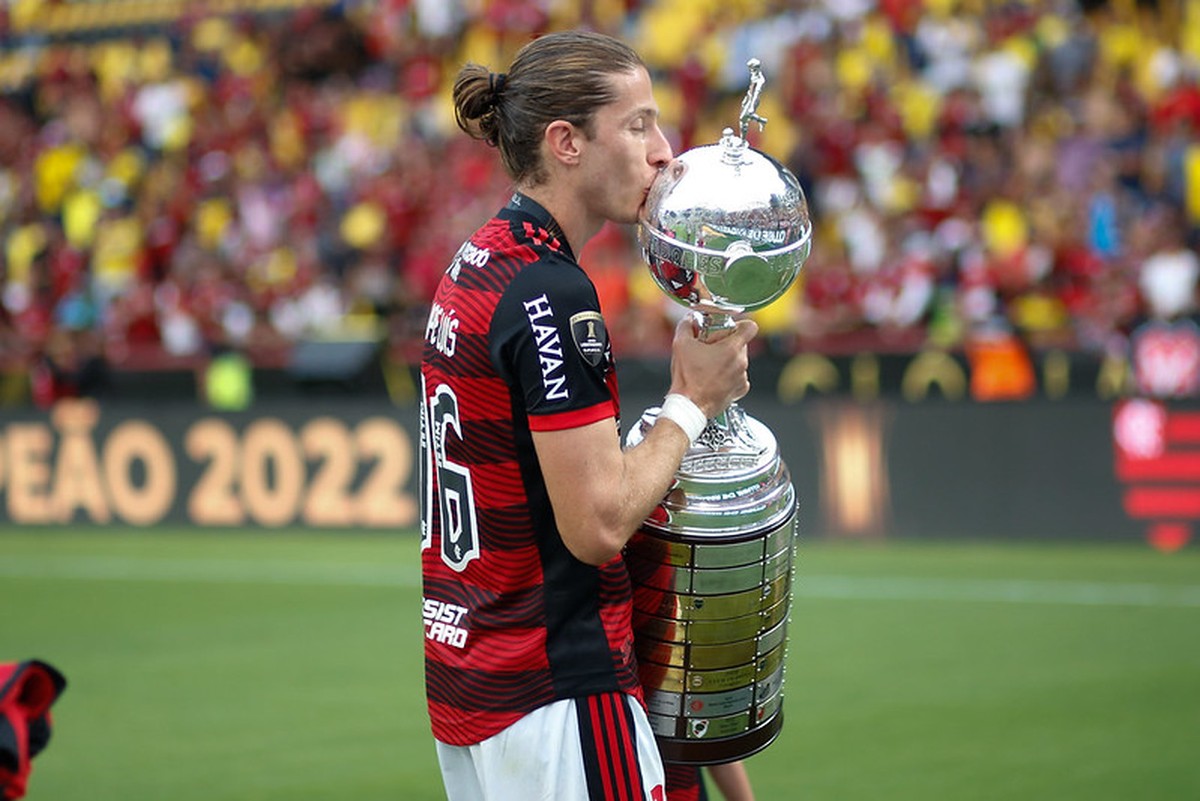 Filipe Luis tem contrato com o Flamengo finalizado para assinatura
