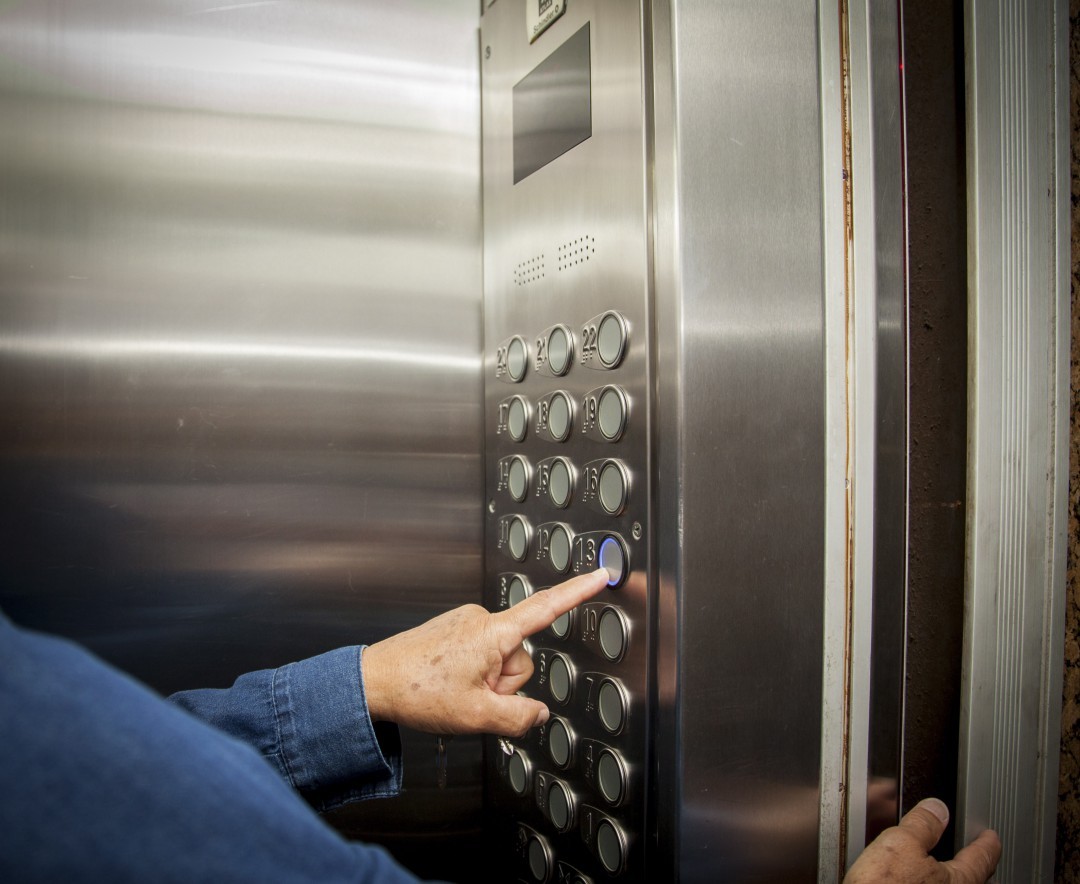 Elevador despenca em residência de idosos na Espanha, mata dois moradores e deixa quatro em estado grave