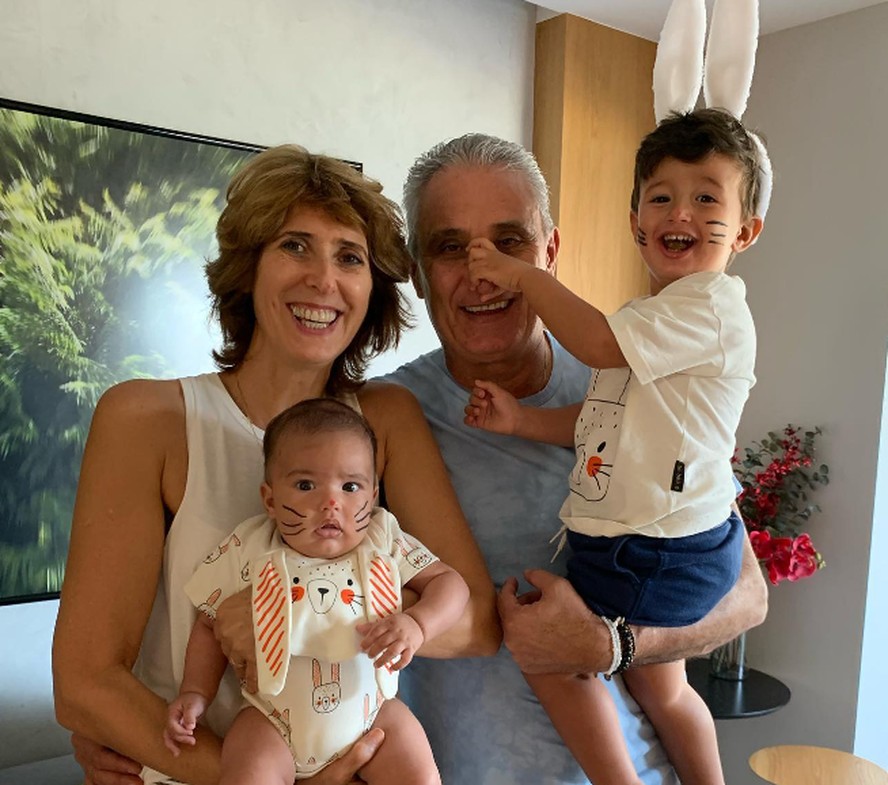 Rose e Tite posam com os netos - Foto: Reprodução