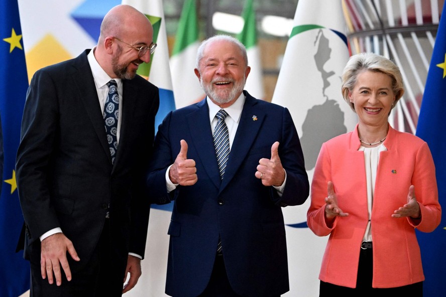 Presidente Luiz Inácio Lula da Silva ao lado do presidente do Conselho Europeu, Charles Michel, e da presidente da Comissão Europeia, Ursula von der Leyen