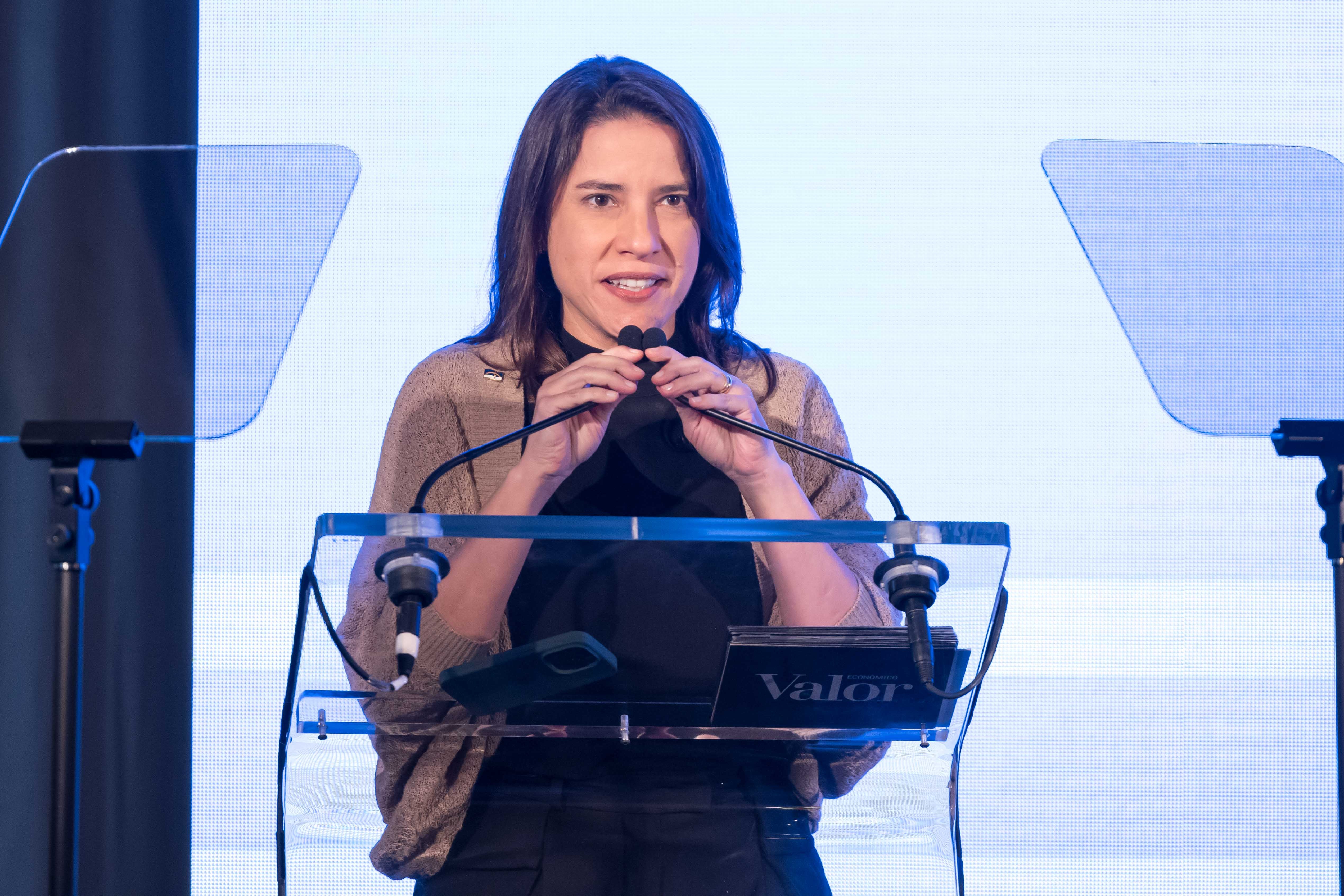 Justiça determina remoção de post com imagem falsa de governadora apoiadora de Lula abraçada com Flávio Bolsonaro