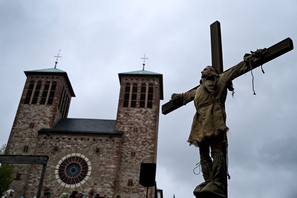 Um ator representa Jesus Criston no momento da crucificação, em frente à Igreja de São Jorge, em Bensheim, no oeste da Alemanha — Foto: Kirill Kudryavtsev / AFP