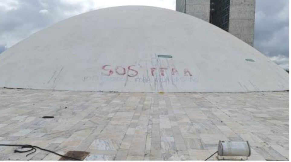 Radicais picharam a cúpula do Senado Federal em ato terrorista de 8 de janeiro — Foto: Reprodução