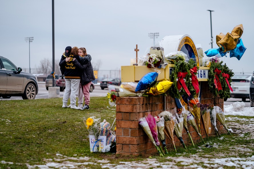 Adolescentes se consolam depois de tiroteio que matou quatro estudantes em Michigan