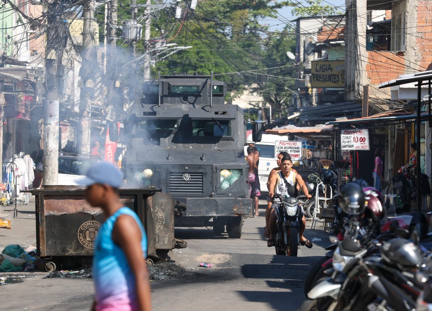 Um caveirão perto de uma caçamba incendiada
