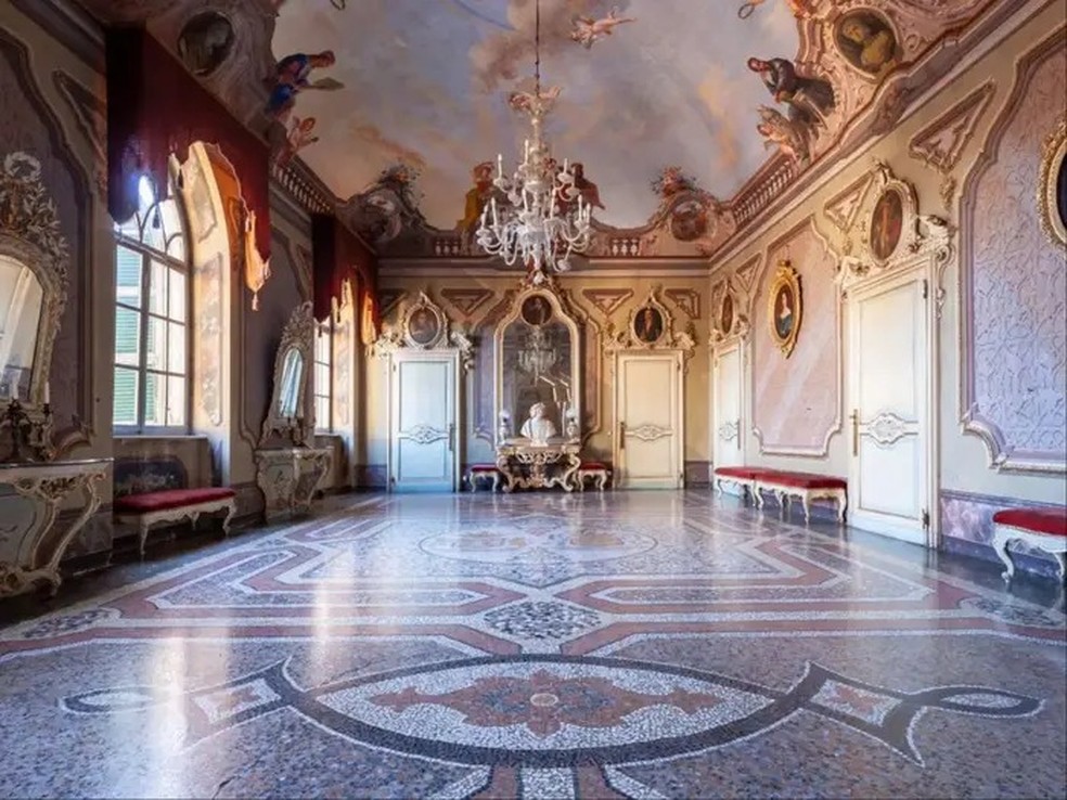 Um dos salões do castelo — Foto: Reprodução