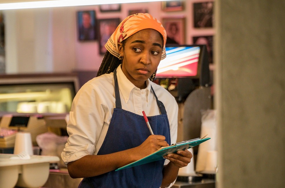 Ayo Edebiri na série'O Urso' — Foto: Matt Dinerstein / FX