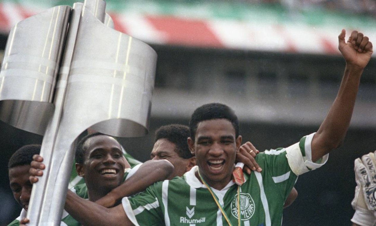 8º - PALMEIRAS (1993) - Edilson e César Sampaio celebram a primeira de duas conquistas do clube na década de 1990.  — Foto: Claudio Rossi/O Globo