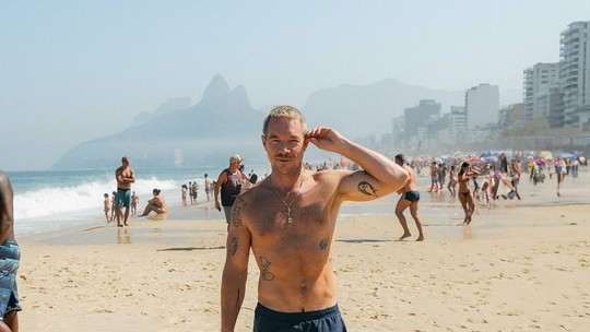 Diplo, DJ que abre show de Madonna, curte praia no Rio, sua 'segunda casa': 'quer ver meu CPF?'