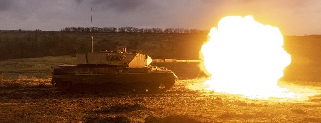 Tanque Leopard-1A5 fornecido pela Otan dispara enquanto soldados ucranianos realizam exerc&iacute;cios antes de se moverem para a linha de frente na regi&atilde;o de Kharkiv &mdash; Foto: David Guttenfelder/The New York Times