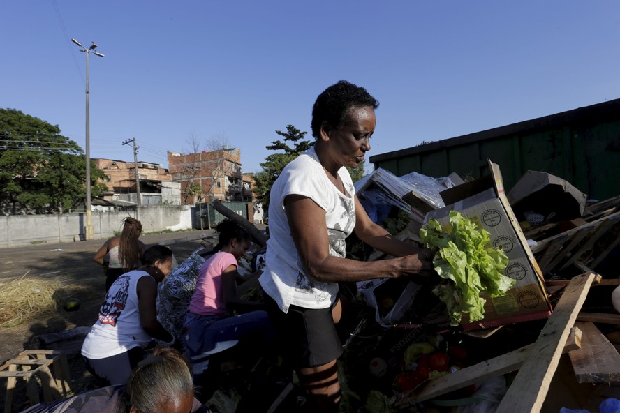 Denise Anacleto da Silva, de 51 anos, revira o lixo da Ceasa
