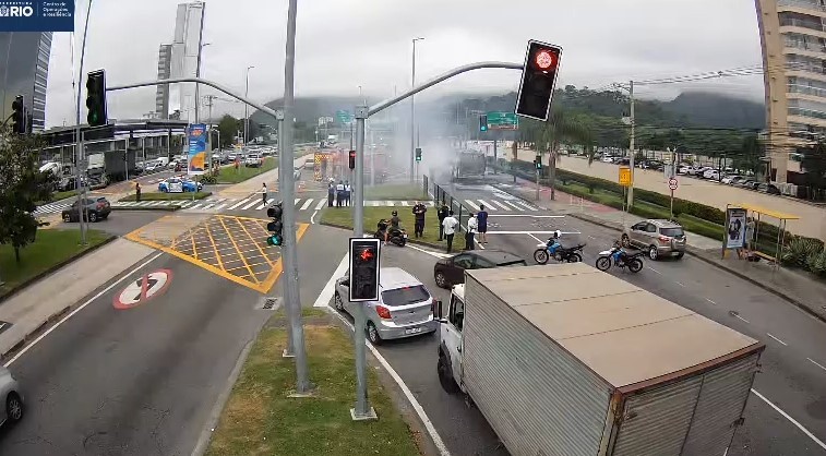 Incêndio em ônibus fecha duas pistas de avenida na Barra