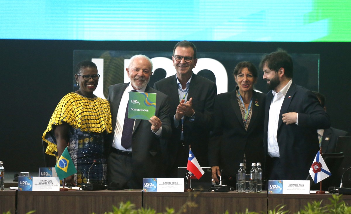Paes entrega a Lula documento com demandas de prefeitos do U20, incluindo financiamento de US$ 800 bilhões