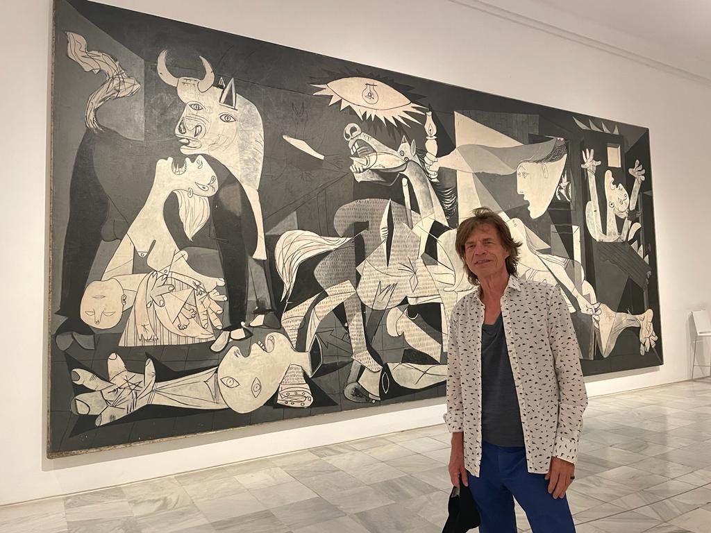 Mick Jagger tira foto com o quadro 'Guernica', de Picasso — Foto: Reprodução/Twitter