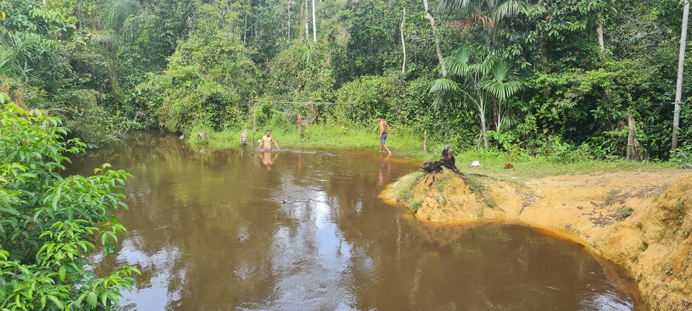  Ribeirinhos em igarapé; água retirada diretamente da natureza pode causar doenças — Foto: Ana Lucia Azevedo