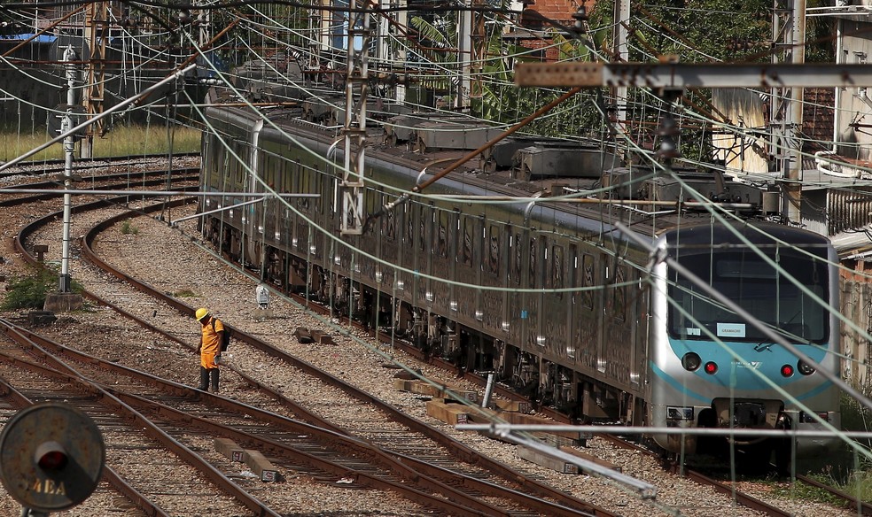Problemas nos trens acarretam transtornos diários aos usuários — Foto: Agência O Globo