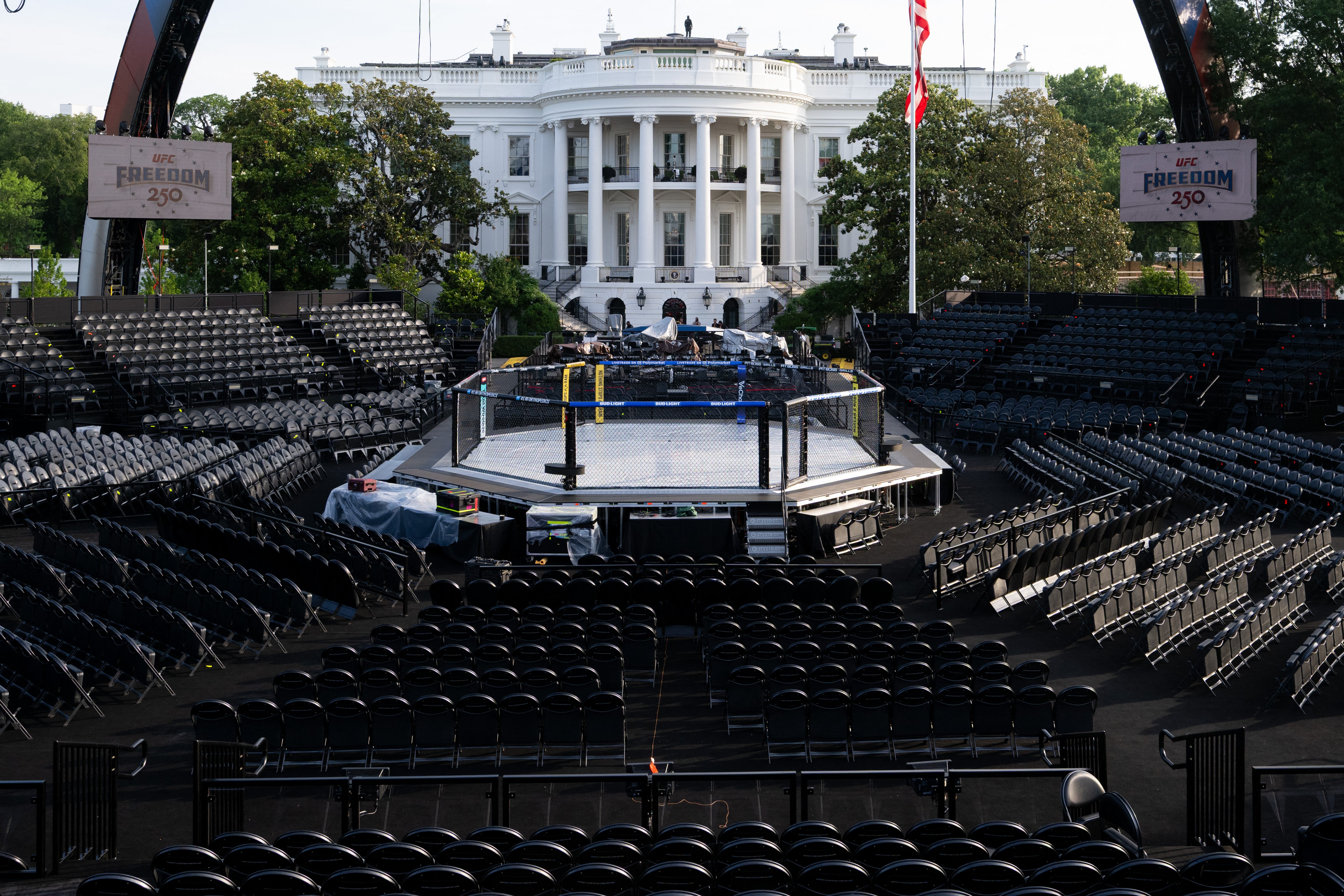 'The Claw': Ringue de luta do UFC para 80º aniversário de Tr