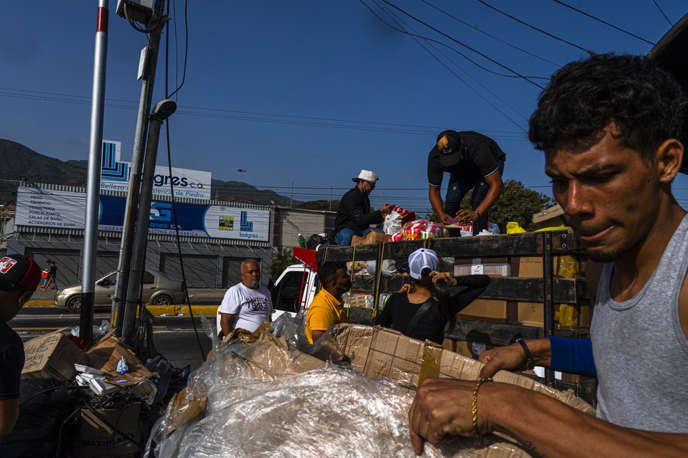 Sobreviventes do terremoto que agora vivem nas ruas sobrevivem com a doação de milhares de venezuelanos que foram até a cidade de La Guaira para auxiliar os desabrigados — Foto: Yan Boechat