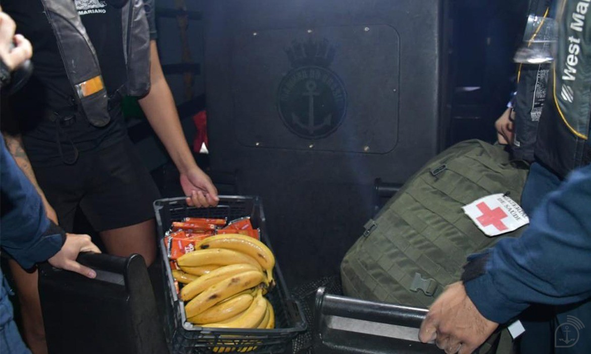 Equipe forneceu alimentos para argelinos resgatados — Foto: Marinha do Brasil