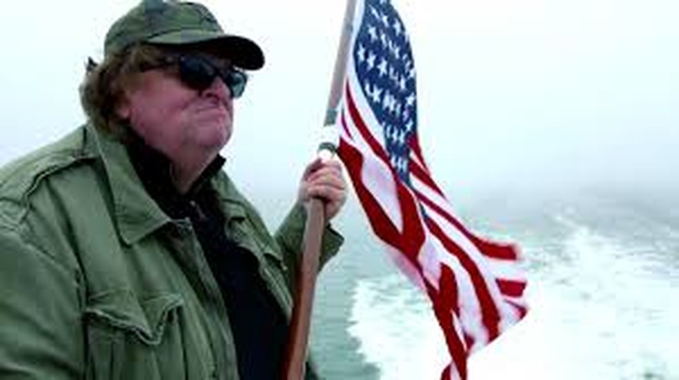 Michael Moore, em cena do filme 'O invasor americano' — Foto: Divulgação