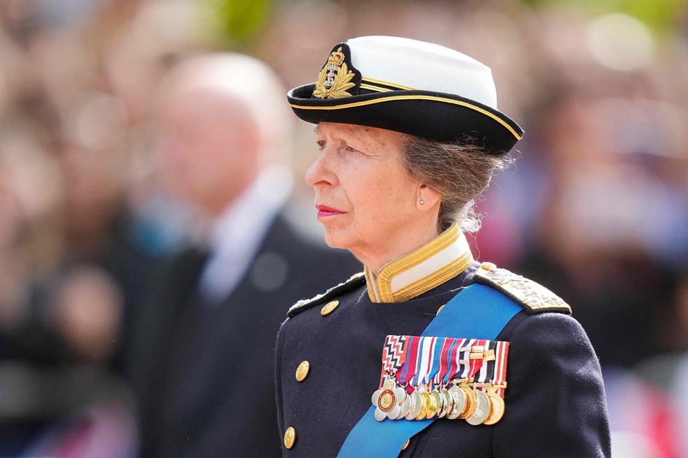Princesa Anne caminha atrás do caixão de sua mãe, a rainha Elizabeth II, em Londres — Foto: MARTIN MEISSNER/AFP