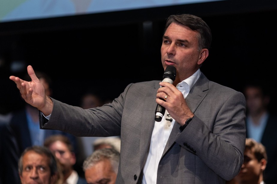 Lilia Schwarcz prevê fim do Pix se Flávio Bolsonaro vencer a eleição