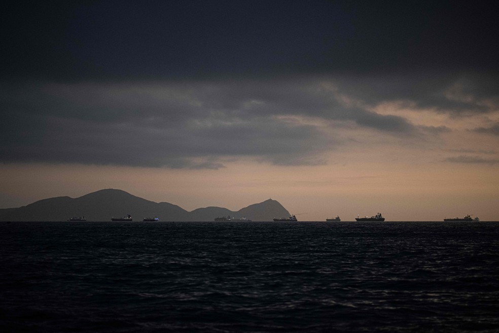Navios perto do porte El Callao, em Lima, em 2023 — Foto: Ernesto Benavides/AFP