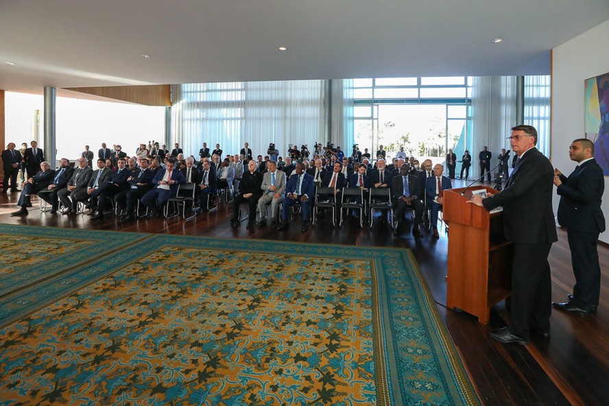 O presidente Jair Bolsonaro discursa em evento com embaixadores