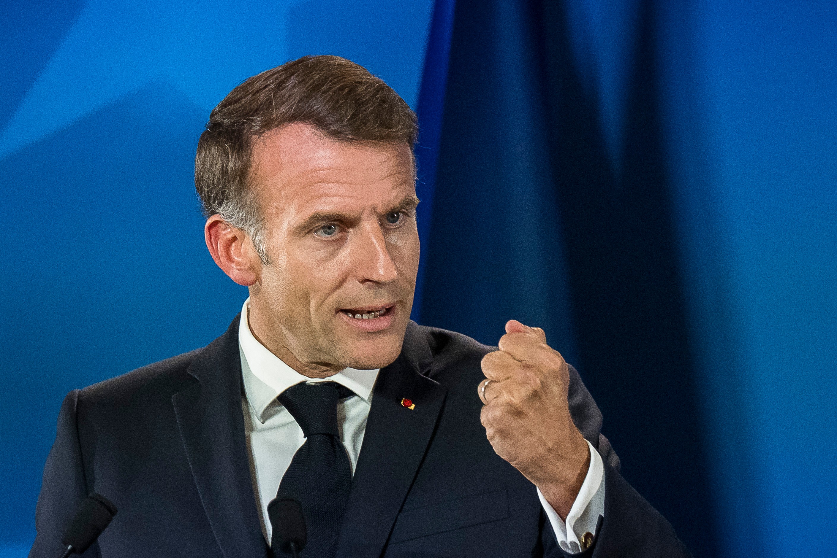 Macron classifica de ‘estúpidas’ declarações de Trump e Netanyahu sobre distúrbios na França