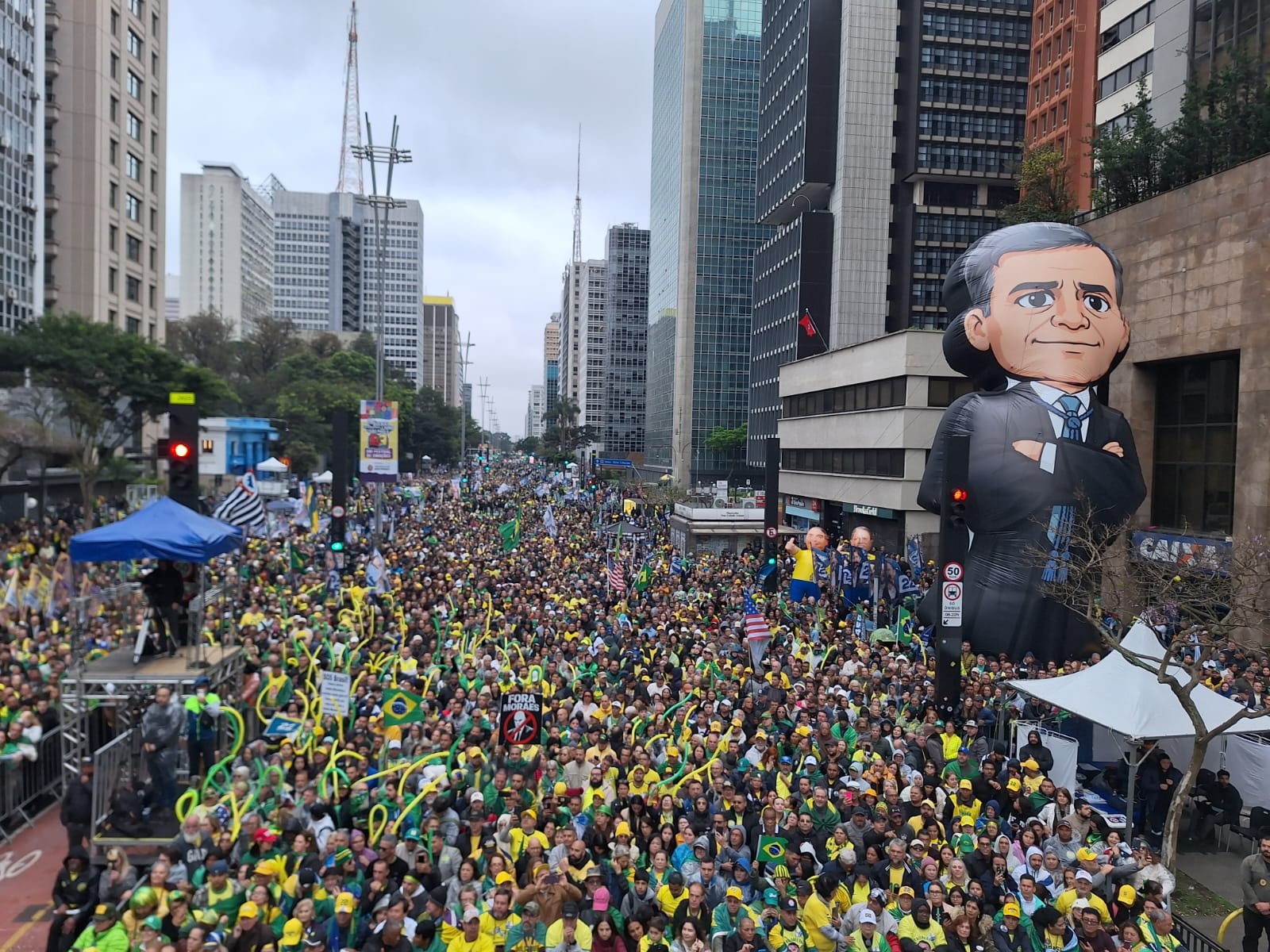 Manifestação reforça tom eleitoral da crise do STF e pode impactar decisão de Fachin, avaliam ministros