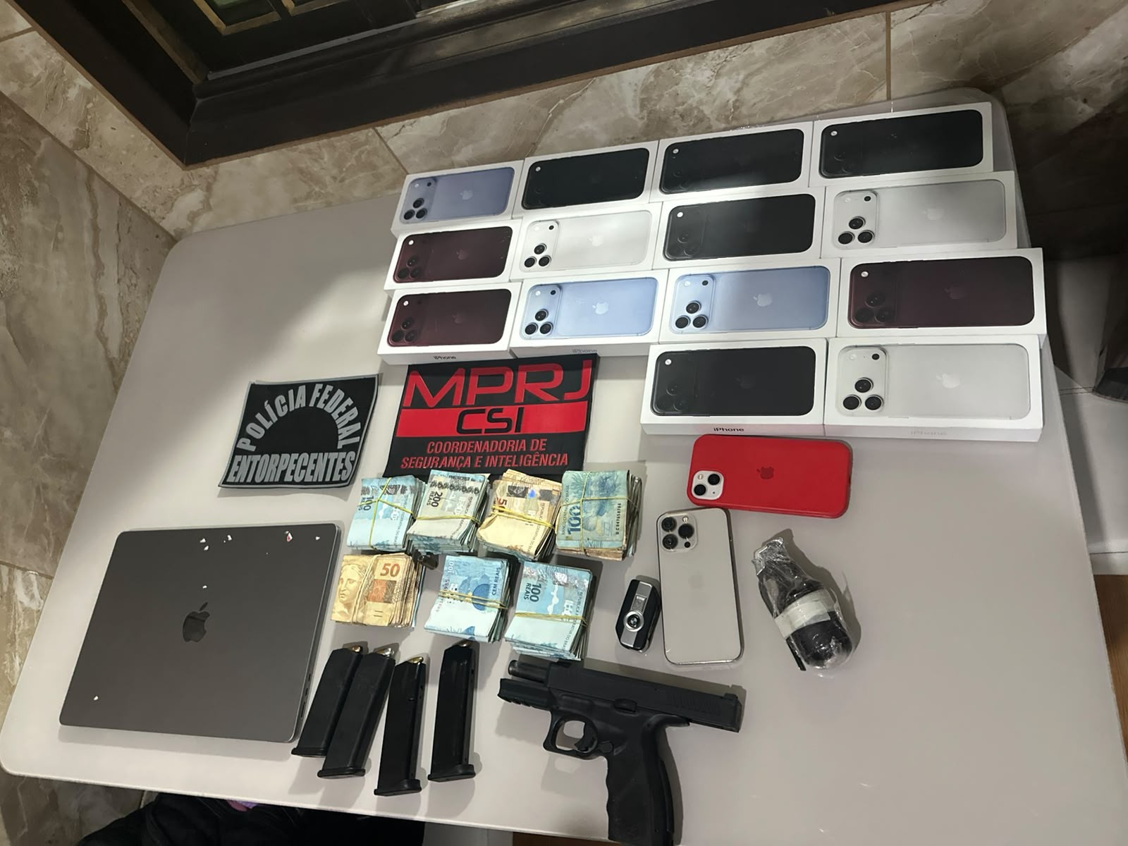 Operação da PF e do MPRJ mira policiais acusados de vender armas e vazar informações para Peixão, chefe do TCP no Complexo de Israel