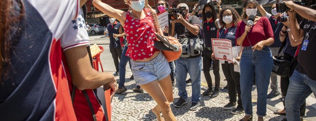 Candidata chega correndo e descalça próximo ao horário de fechar o portão na UerjAgência O Globo