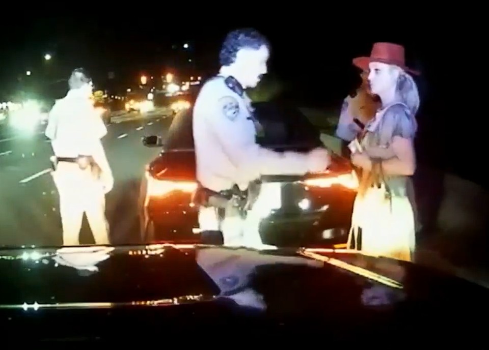 Britney Spears ofereceu lasanha a policiais após prisão por direção imprudente; veja vídeo
