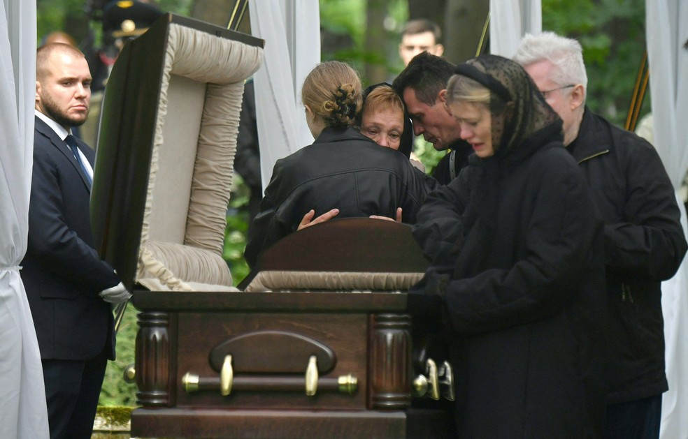 L&aacute;grimas e preocupa&ccedil;&atilde;o: Familiares, amigos e autoridades prestam homenagens durante vel&oacute;rio de Roman Starovoit, ex-ministro dos Transportes da R&uacute;ssia &mdash; Foto: Olga Maltseva/AFP