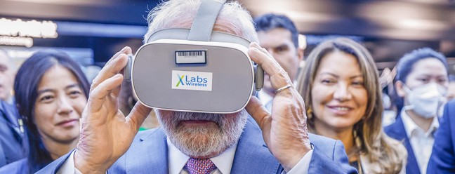 Lula com óculos de realidade virtual aumentada durante visita a fábrica da Huawei — Foto: Ricardo Stuckert