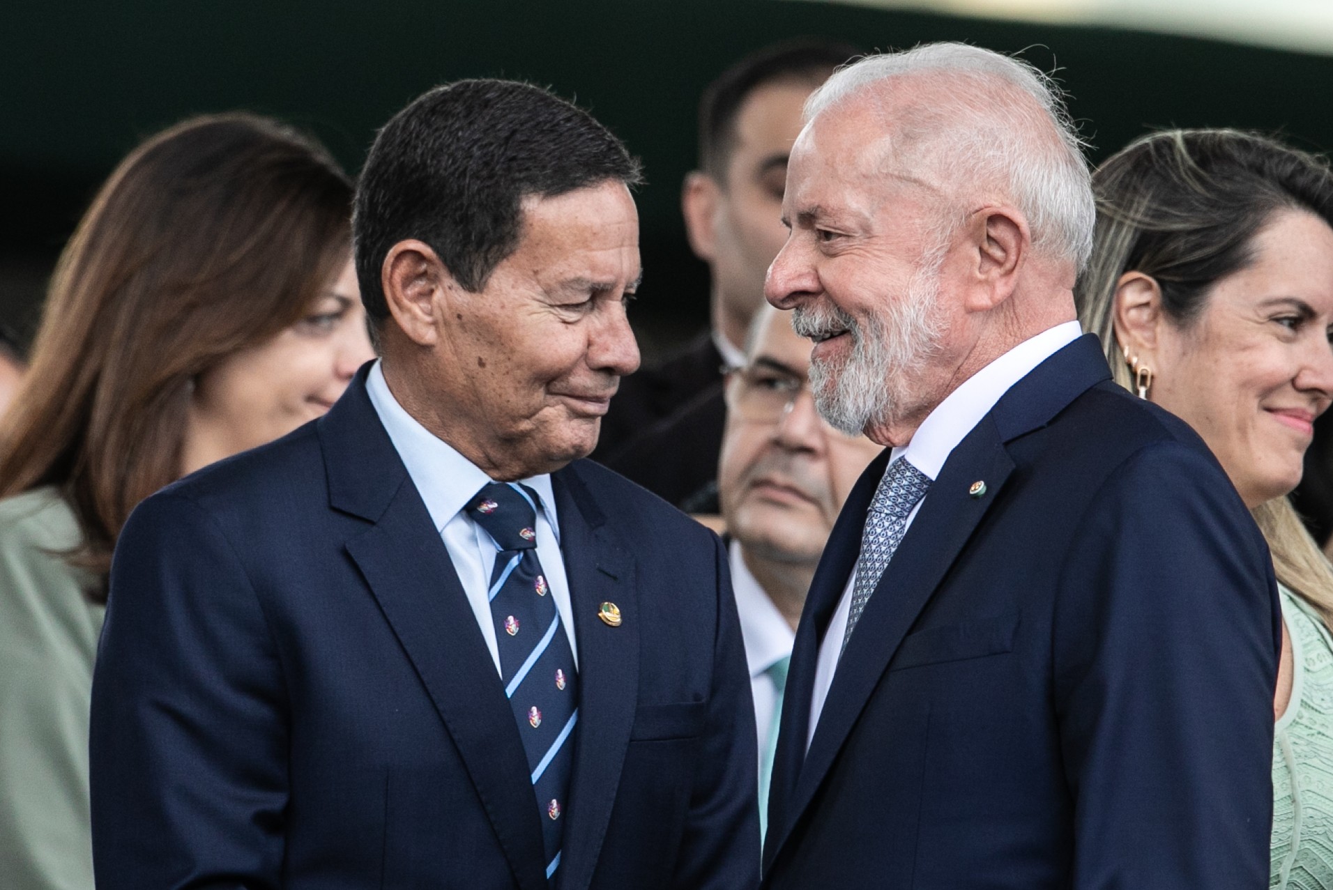 O cochicho de Lula ao pé do ouvido de Mourão no QG do Exército - QTU Questões do Universo