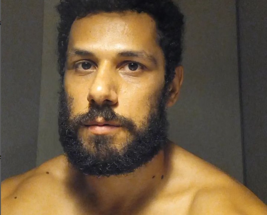Amaury Lorenzo comemora sucesso como Ramiro em 'Terra e paixão' e diz