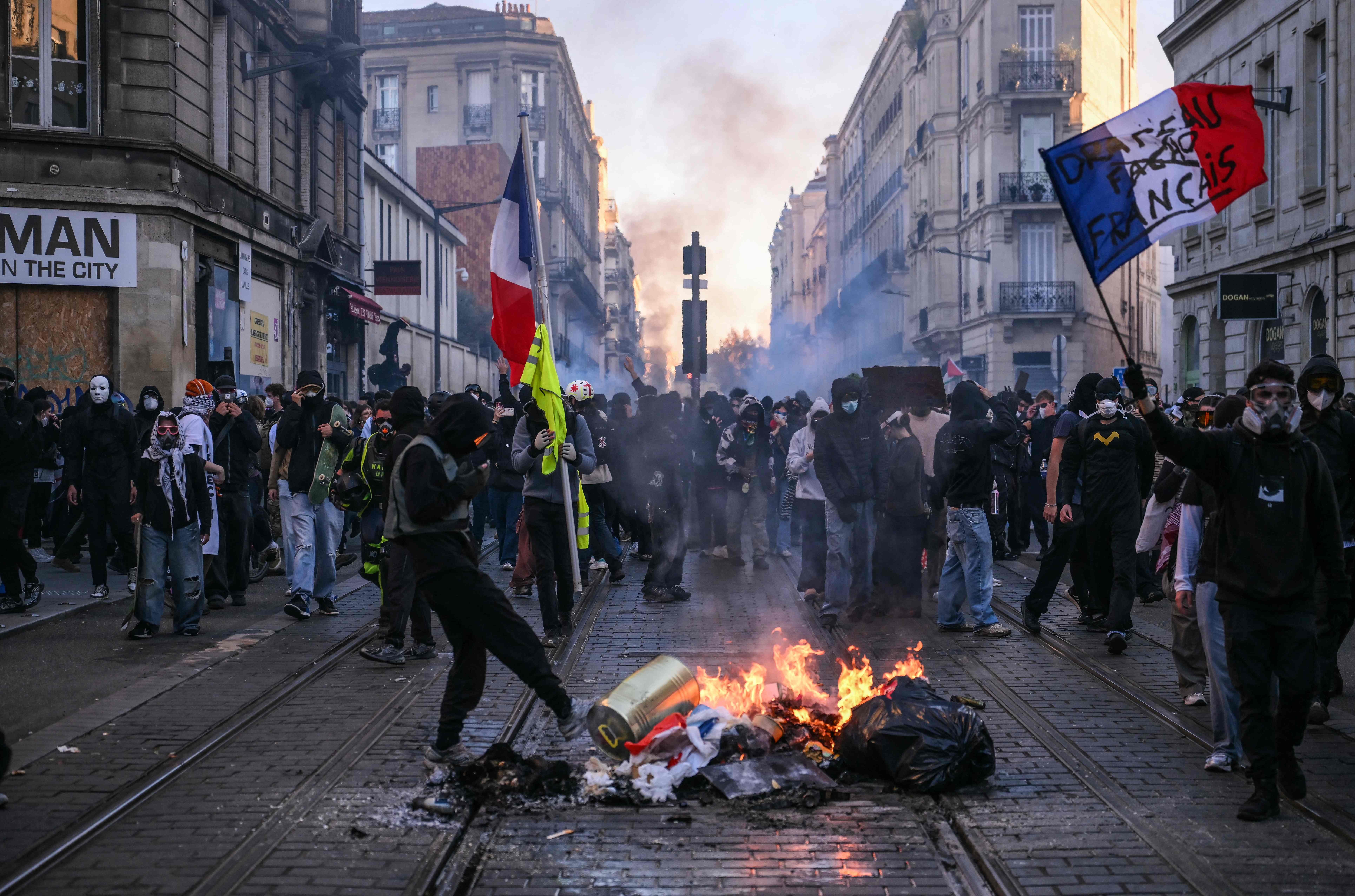 Sob forte esquema de segurança, protestos na França reúnem 320 mil pessoas, diz governo