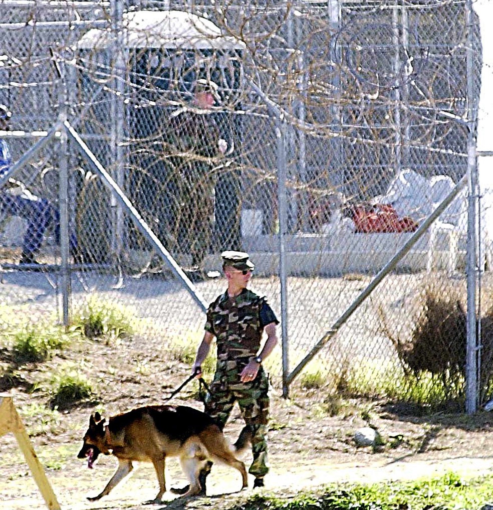 Militar americano patrulha prisão na base militar americana de Guantánamo, em Cuba — Foto: Roberto Schmidt/AFP
