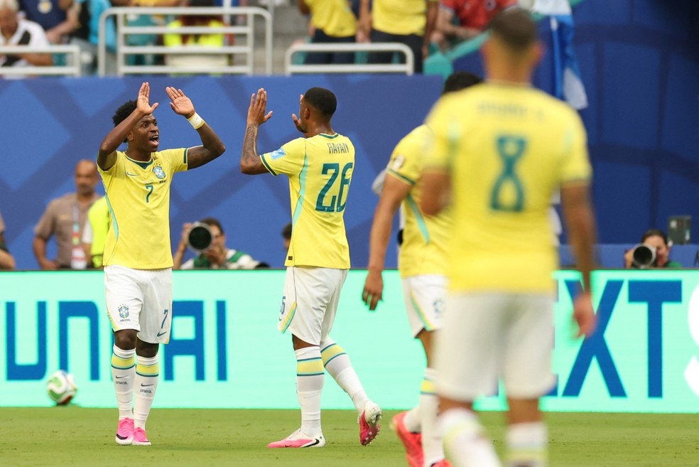 Vinicius Junior comemora gol do Brasil contra a Escócia junto de Rayan — Foto: CHANDAN KHANNA / AFP