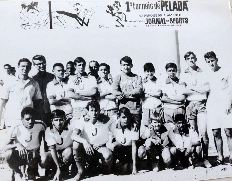 Zico (o segundo, agachado, da direita para a esquerda) no primeiro torneio de pelada do Aterro do Flamengo — Foto: Arquivo Pessoal