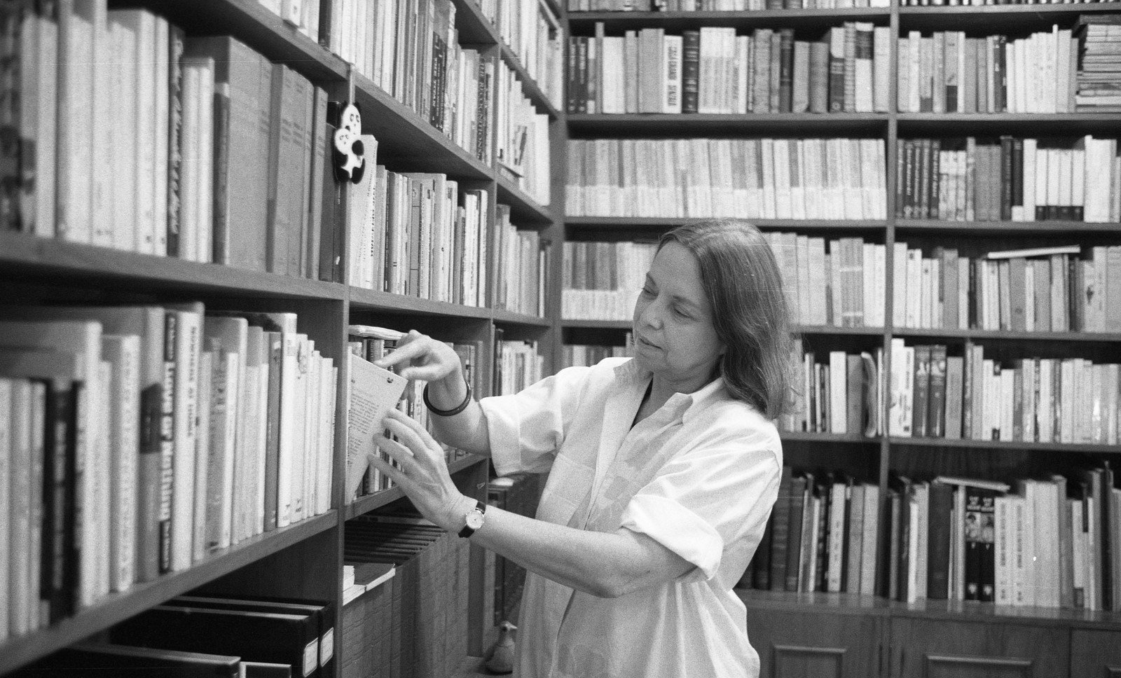 A escritora na biblioteca de sua casa, em 1990.  — Foto: Antonio Nery