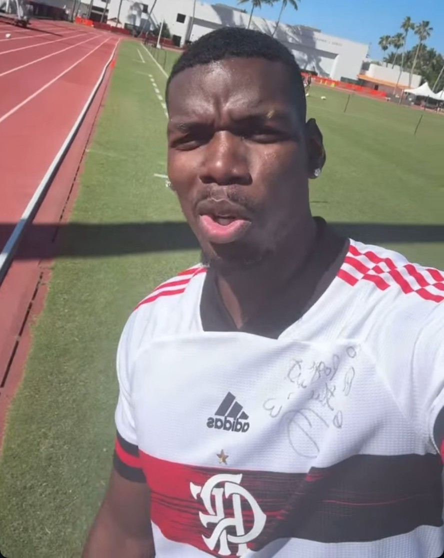 Pogba aparece treinando com a camisa do Flamengo