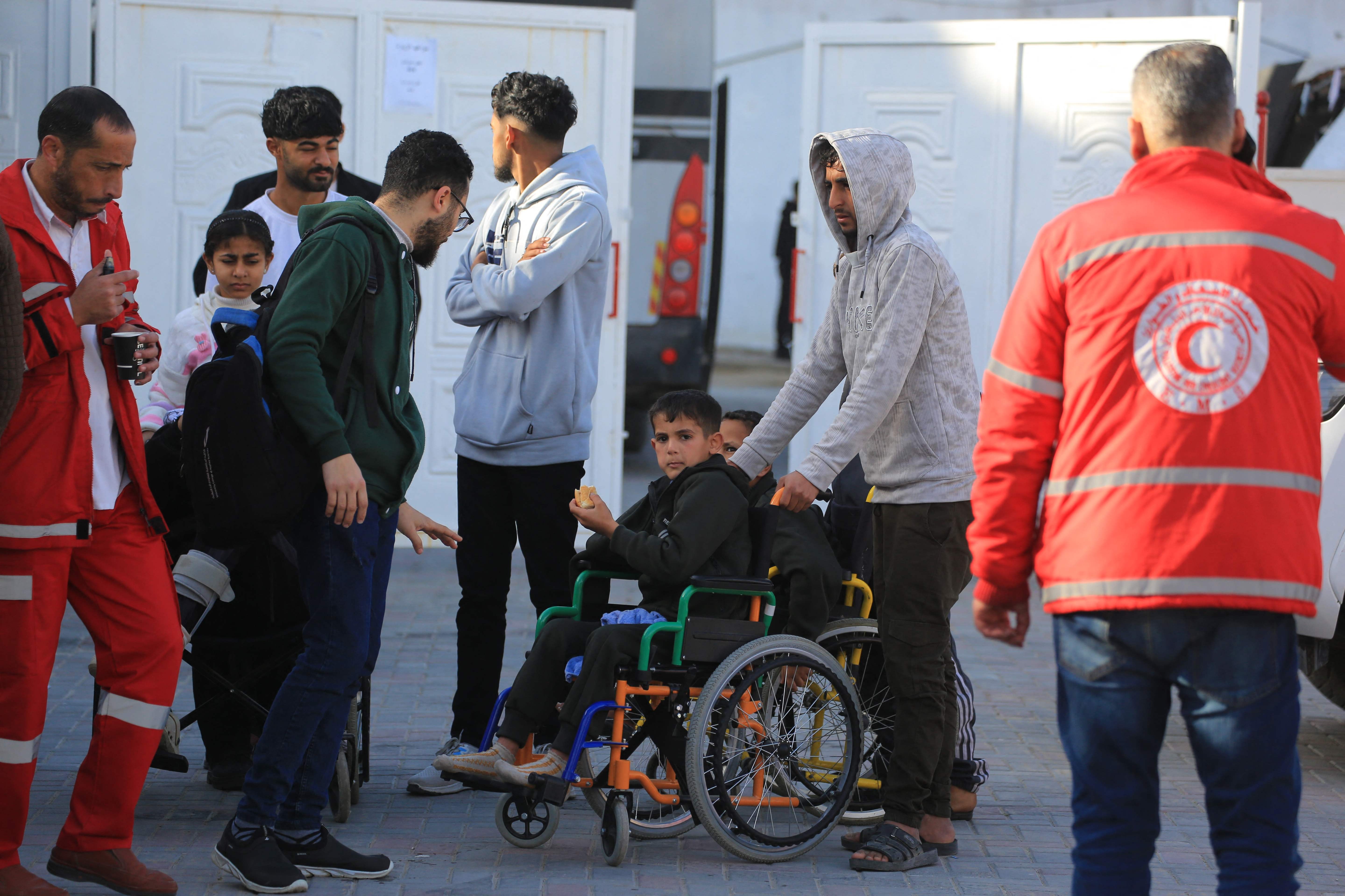 Palestinos cruzam fronteira em Rafah a conta-gotas, enquanto Israel formula reconstru&ccedil;&atilde;o mesmo sem desarme do Hamas