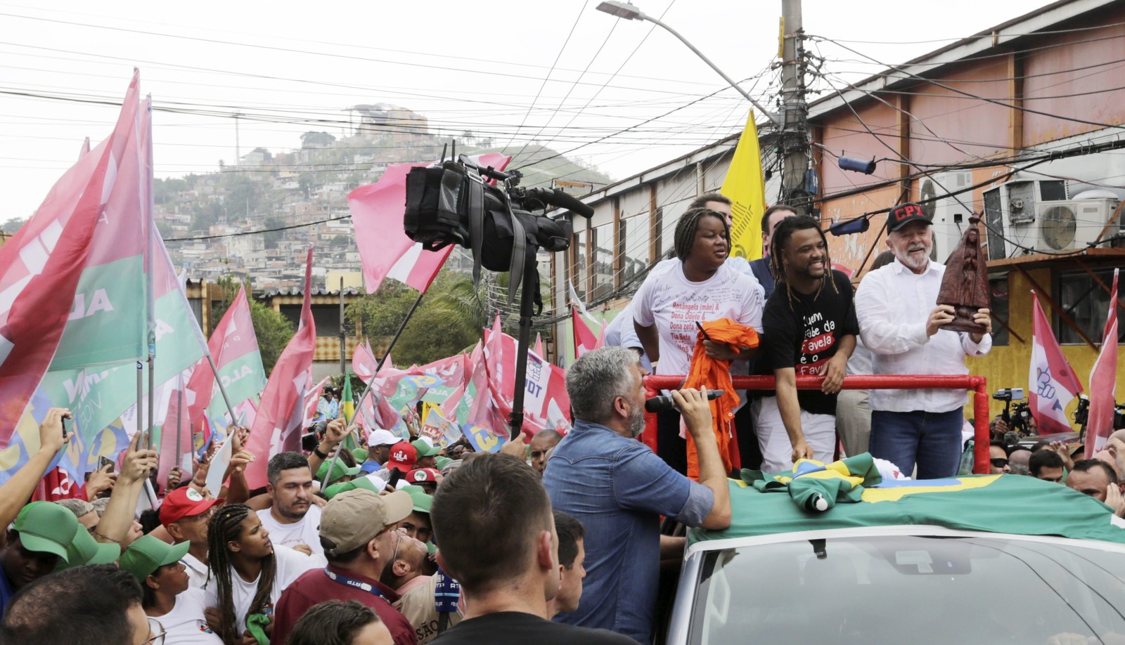 Lula recebe imagem de Nossa Senhora Aparecida, padroeira do Brasil, durante campanha no Complexo do Alemão — Foto: Domingos Peixoto/Agência O Globo/12-10-2022