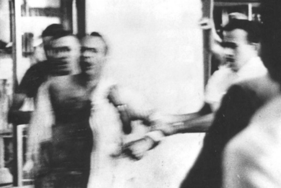 Marighella durante prisão em cinema na Tijuca, no Rio, em 1964 — Foto: Reprodução