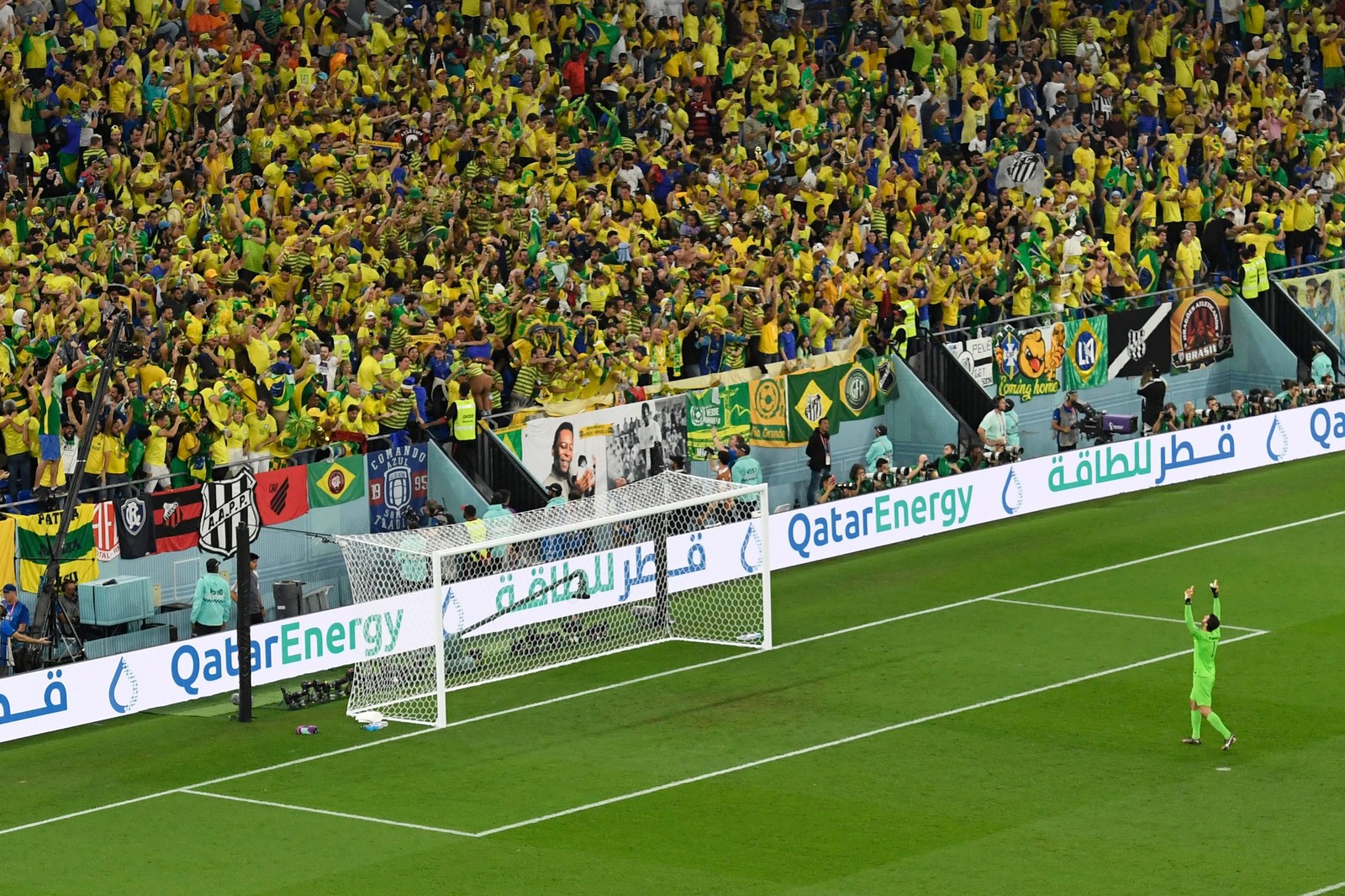 Alisson comemora com a torcida brasileira gol de Vinicius Jr. — Foto: GLYN KIRK/AFP