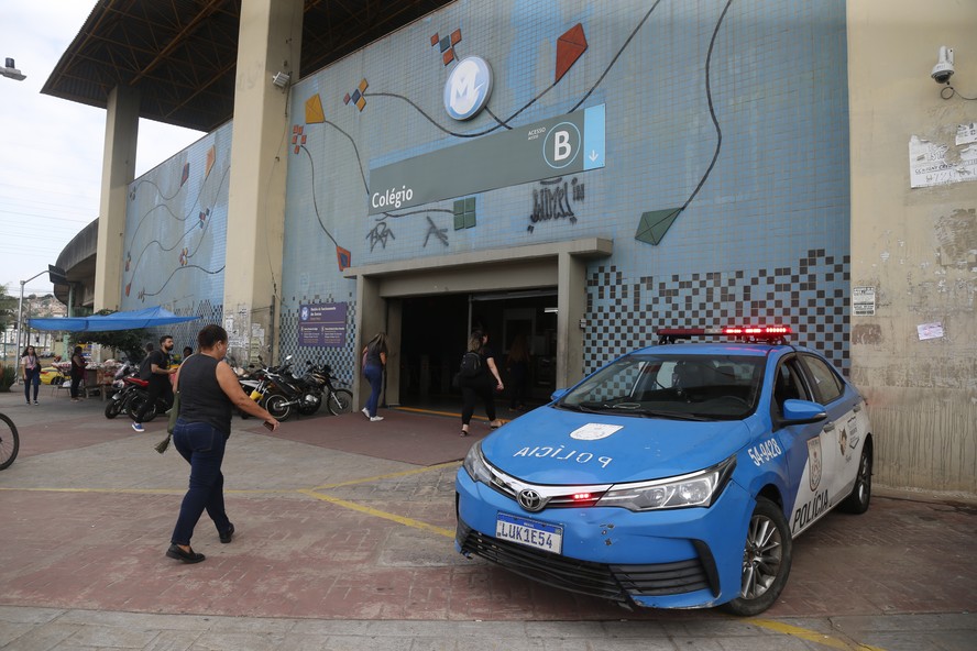 Carro da PM em frente à estação do metrô de Colégio; roubo de carros paralisou operação em trecho da linha 2
