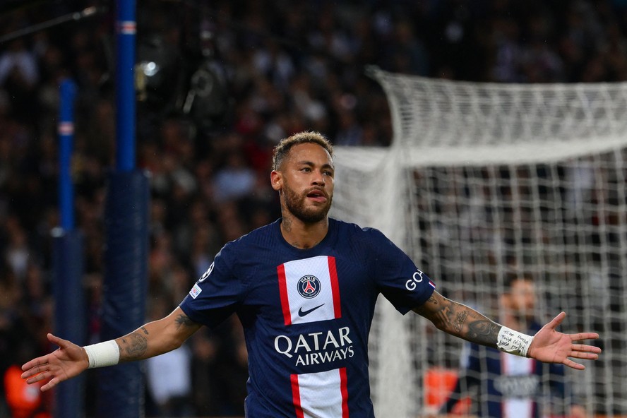 Neymar comemora um dos gols do PSG na vitória por 7 a 2 dos franceses contra o Maccabi Haifa