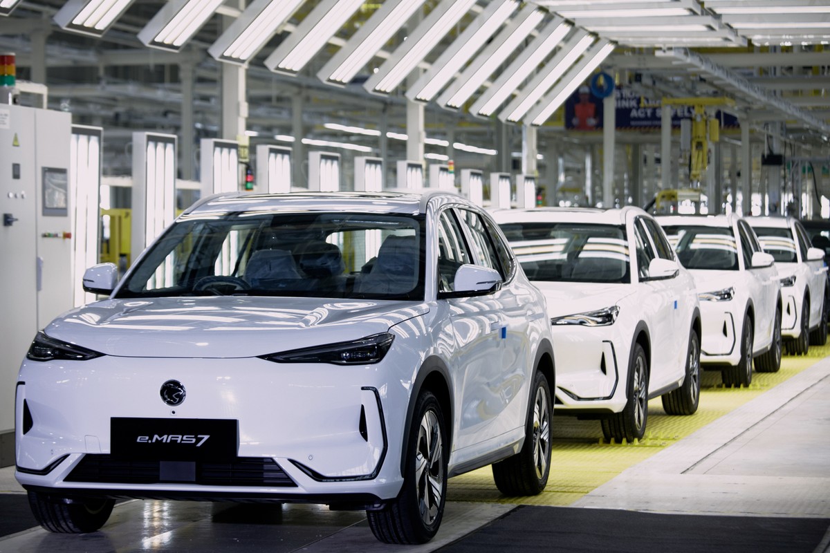 Aliança entre rivais: montadoras ocidentais se unem a chinesas para ampliar portfólio de carros elétricos